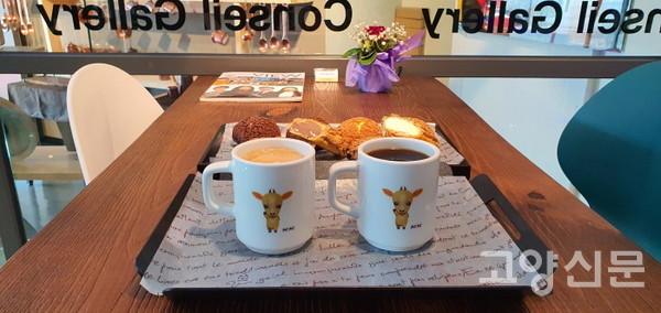 정미애갤러리 카페의 대표메뉴인 커피와 크로칸슈