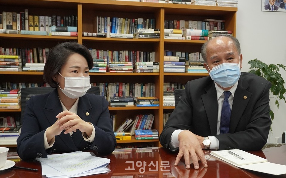 ▲ 10일 국회의원회관에서 진행된 인터뷰에서 홍정민(사진 왼쪽), 이용우 국회의원은 KBS와 한예종, 일산테크노밸리 등 지역현안을 심도 있게 설명했다.