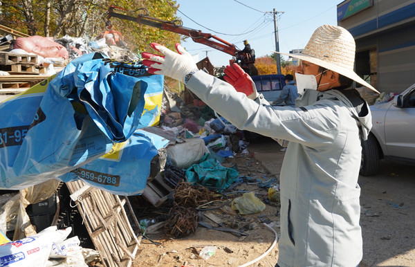 김진의 일산농협 조합장이 농업폐ㅣ물 수거에 동참하고 있다.