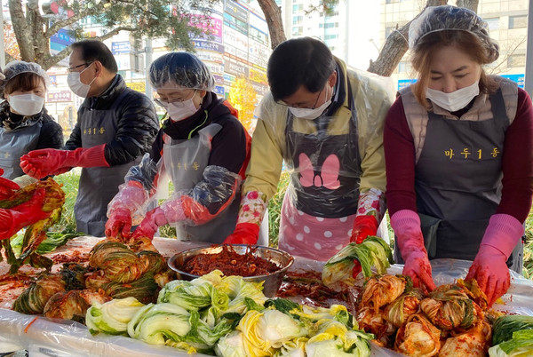  김장릴레이를 이어가는 마두1동