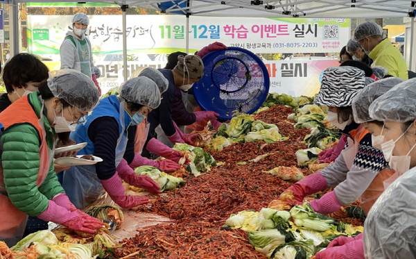 모두가 혼연일체가 되어 맛있는 김장을 담그는 행신3동 관계자들.