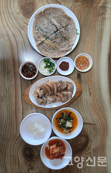 정갈한 상차림이 구미를 당기게 만든다.