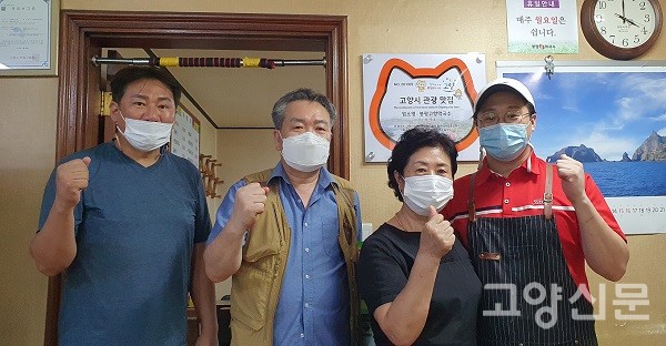 왼쪽부터 고양시관광컨벤션협의회 오준화 회장, 한국외식업중앙회 덕양구지부 박광배 지부장, 봉평고향막국수 유숙열, 장석윤 대표