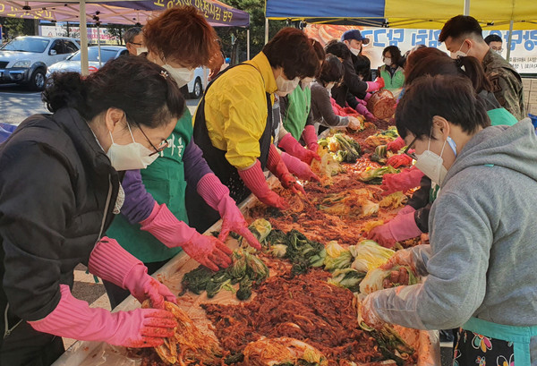 화정2동이 담근 김치 총 230포기는 지역사회보장협의체를 통해 어려운 이웃 집집마다 전달됐다. 