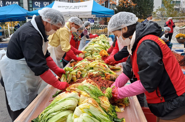 이날 담근 김치는 지역의 어려운 이웃에게 전달된다.