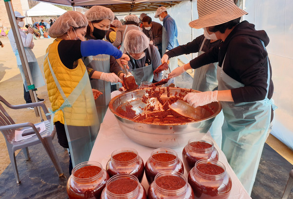 200명이 넘는 지역주민들이 참여해 이웃과 함께 고추장을 빚었다.