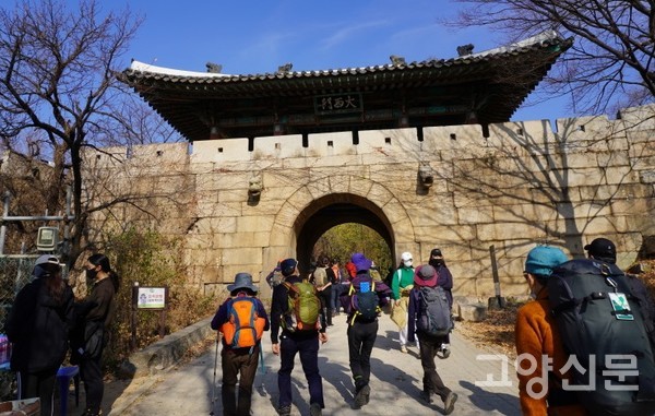 강의를 들은 후 탐방에 나선 참가자들이 대서문을 지나고 있다.  