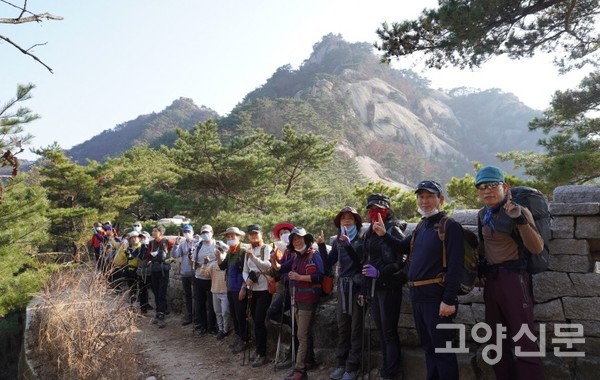 의상능선 가사당암문에 도착한 북한산성 시민학교 참가자들