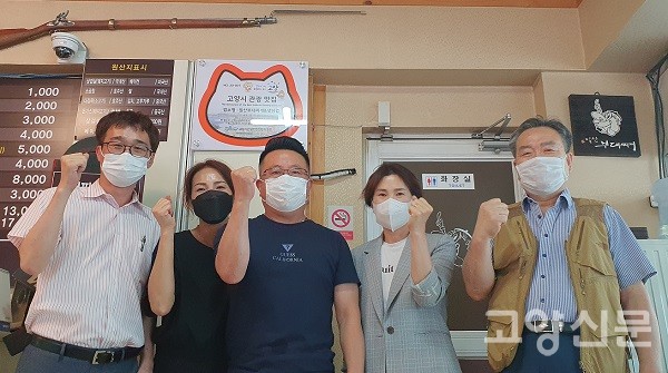 왼쪽부터 한국외식업중앙회 덕양구지부 양찬회 부장, 일산 부대찌개 생삼겹 김영주 김기섭 대표, 고양시관광컨벤션협의회 설미영 감사, 한국외식업중앙회 덕양구지부 박광배  지부장