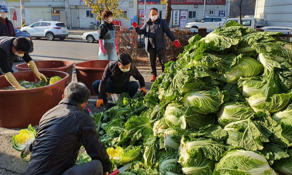이현필 주민자치위원장을 비롯한 위원들과 직능단체가 김장을 준비하고 있다.