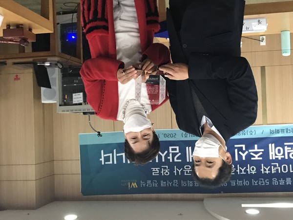 위시티 블루밍 5단지 입주자대표회의 문삼심 회장(오른쪽)이 청원건설 윤철중 대표이사(왼쪽)에게 감사패를 전달하고 있다.