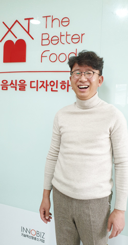 파리바게트, 베스킨라빈스, 던킨도너츠, 신세계푸드 등 내로라하는 업체에 음식물을 돋보이게 하는 각종 장식물을 제공하는 더베러푸드의 김영호 대표는 “늘리고, 줄이고, 통합할 것을 구분해 사업의 효율성을 높일 수 있었다”고 말했다. 