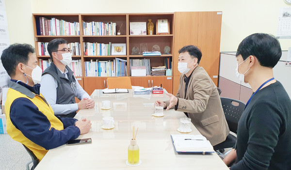 고양시 일산동·서구 3개 이마트가 일산종합사회복지관을 통해 지역의 어려운 이웃과 나눔에 동참하고자 복지관 관계자와 이야기를 나누고 있다.