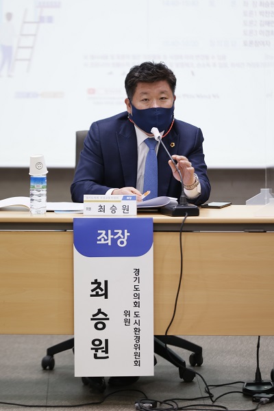 ▲ 이날 토론회의 좌장을 맡은 최승원 도의원.