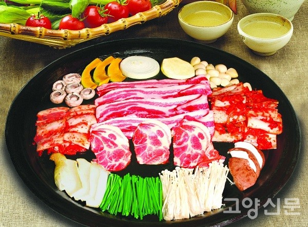고구마, 김치, 양파, 버섯 등 8가지 식재료를 곁들인 삼겹살