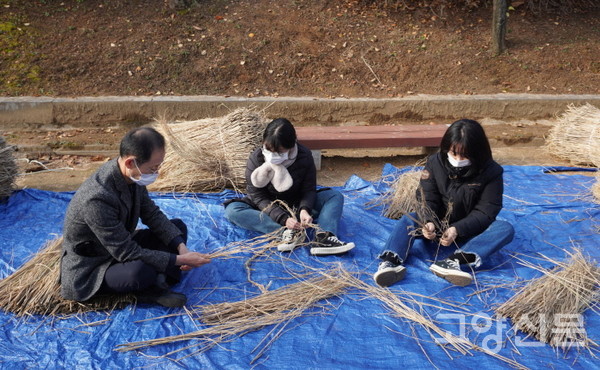 윤병렬 과장을 비롯한 문화유산관광과 공무원들도 새끼꼬기에 도전!