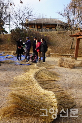 아름다운 곡선을 보여주는 초가지붕 용마름
