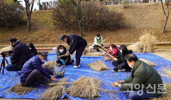 새끼꼬기 체험을 하고 있는 '2020 이영이기' 행사 참가자들