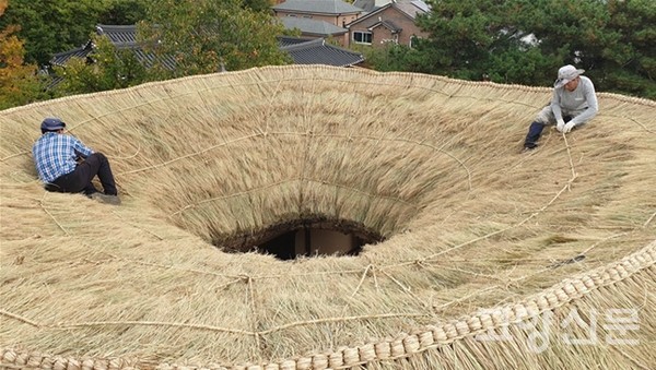 지난해 밤가시초가 지붕 이엉이기 작업을 진행했던 모습