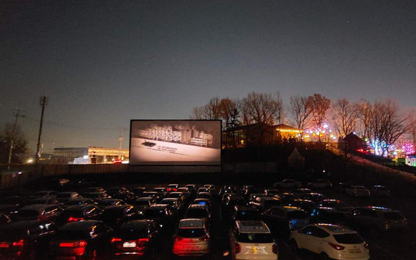 고양시덕양행신장애인주간보호센터이 코로나 블루 극복과 안전한 문화여가활동을 지원하기 위해 파주 퍼스트가든 자동차극장에서 고양시 장애인 가족과 영화 ‘도굴’ 을 관람하고 있다.