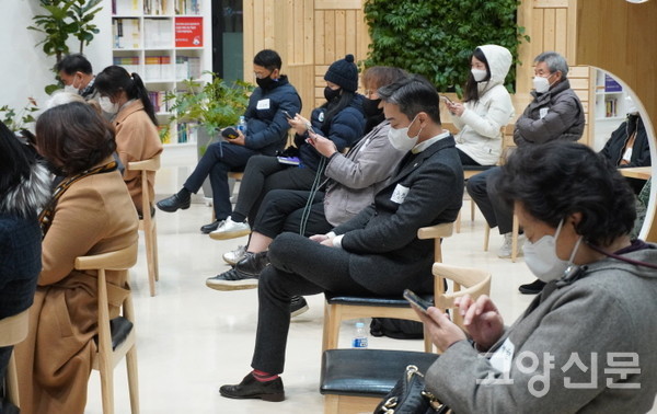 사회자가 던진 질문에 각자가 떠올린 생각을 적고 있는 참가자들 