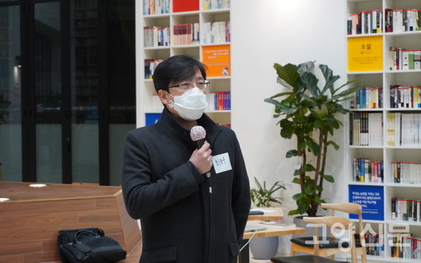 아버지 최인훈 작가를 회고하며 인사를 전한 최윤구 클래식평론가. 