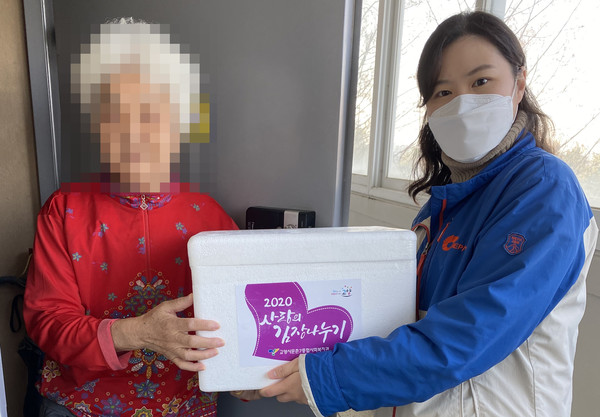 문촌7복지관이 지역의 어려운 이웃을 위해 김장을 전달하고 있다.