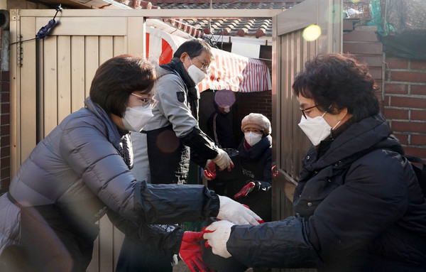 김진의 일산농협 조합장이 행복봉사단과 연탄을 나르며 지역의 이웃을 위해 현장에서 구슬땀을 흘렸다.