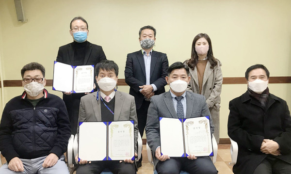 고양동 주민자치회가 고양시청 기업지원과 관계공무원들에게 감사장을 전달했다.