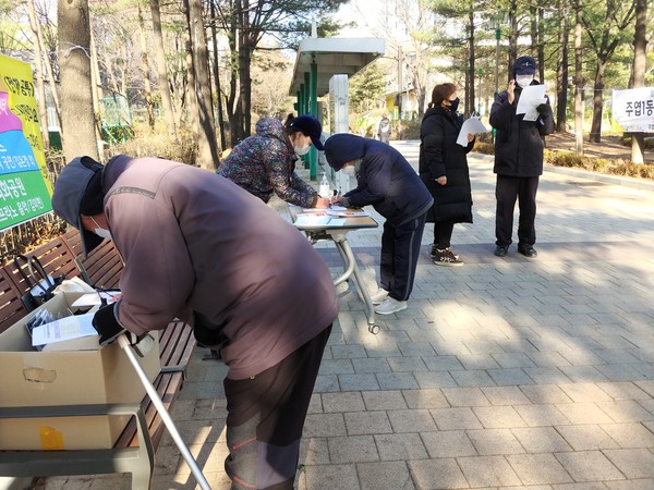 주엽1동 주민자치위원들이 주민들에게 마을의제와 관련된 설명을 하며 투표를 독려했다.
