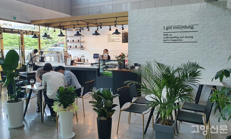 ▲ 고양교육지원청 1층 로비에 마련된 카페.