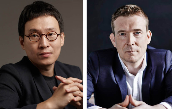 고양시장애인종합복지관에 사례비전액을 기부한 이정명 작가(왼쪽)과 데이비드 미첼 작가(오른쪽) 사진 