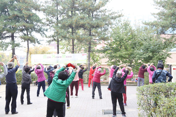 원당종합사회복지관은 코로나 시대 더 갈 곳이 없어진 노인들을 위해 공원으로 찾아가 건강체조를 함께 했다.