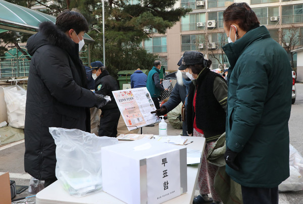 이석재 풍산동 주민자치회장(맨오른쪽)이 주민들과 이야기하며, 마을현안에 대한 대화도 나눴다.