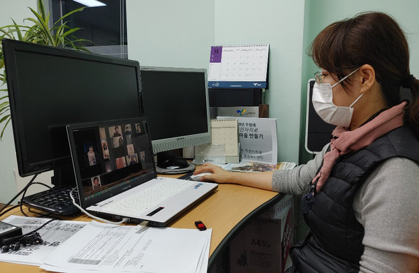 김영식 주민자치회장은 "각자 컴퓨터를 이용한 화상회의가 새로운 방식이라 신선하다"고 말했다.