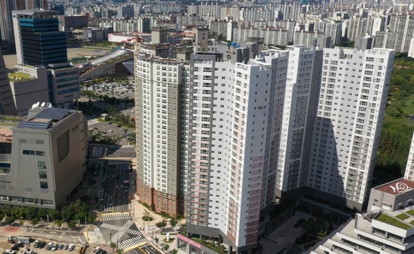 일산에서는 킨텍스지구 신축 아파트가 최고가를 갱신하며 매매가 상승을 이끌고 있다. 시장에 나오는 매물이 그다지 많지는 않지만 간혹 시장에 나오는 매물마다 그 전 매물에 비해 크게 상승한 가격으로 거래된다.