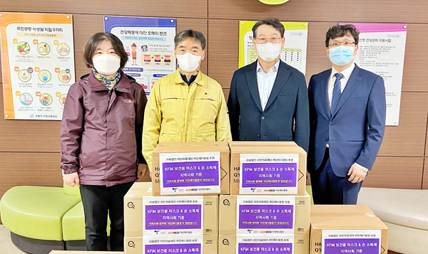 자인메디병원이 고양시덕양구보건소에 손소독제와 마스크를 기증하고 기념촬영을 했다. 