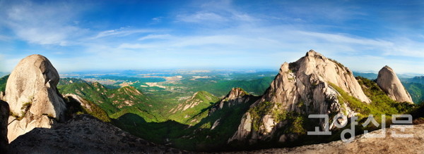 만경봉에서 바라본 백운봉과 인수봉. 북한산의 장엄한 바위 봉우리들은 먼 옛날부터 이 땅에 전승되어온 산신신앙, 거석신앙의 대상이었다. [사진=이재용 사진작가]