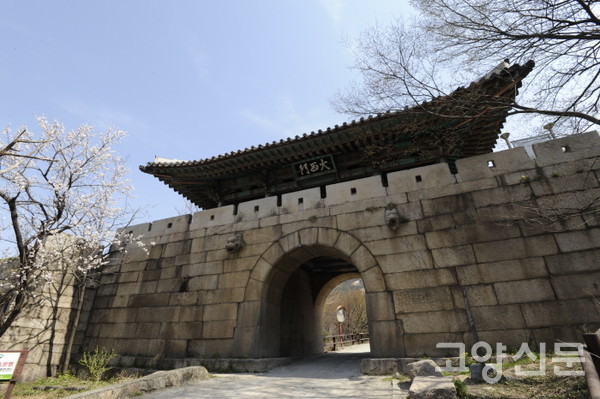 서쪽 기슭에서 북한산에 오르는 관문인 대서문. 1711년 숙종이 쌓은 북한산성에는 대서문을 비롯해 총 16개의 성문(중성 포함)이 있다. [사진=이재용 사진작가]
