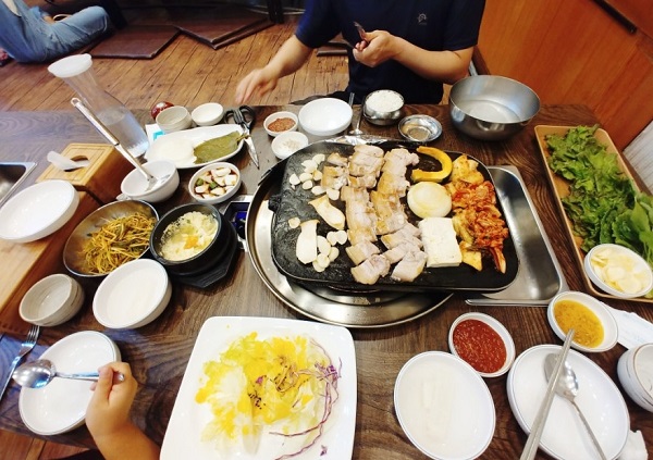 108돌삼겹 상차림