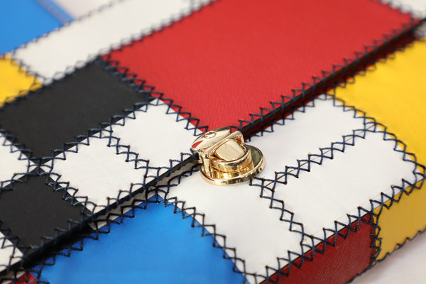 바늘질은 꼼꼼함을 나타내는 디테일함의 마무리 작업이었다.