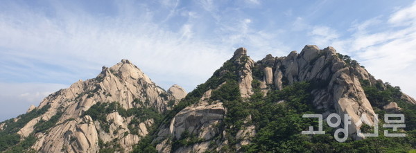 백운봉과 만경대 사이로 인수봉이 보인다. 뿔처럼 솟은 세 봉우리의 모습에서 '삼각산'이라는 이름이 유래했다. [사진제공=유영종]