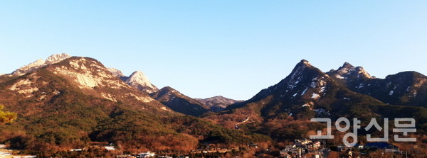 노고산 매미골누리길 전망대에서 바라보면 북한산 연봉들의 장엄한 파노라마가 펼쳐진다. 왼쪽부터 백운봉, 원효봉, 노적봉과 기린봉이고 오른쪽으로는 의상봉과 용출봉이 치솟아있다. 바라보기만 해도 가슴이 시원해지는 산, 북한산이 우리 곁에 있다는 사실은 얼마나 값진 축복인가. 