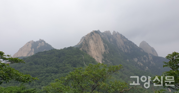 동장대가 자리한 시단봉에서 바라본 경관. 중앙에 만경대와 백운봉이 겹쳐 보이고, 왼쪽은 노적봉, 오른쪽은 인수봉이다. [사진제공=유영종]