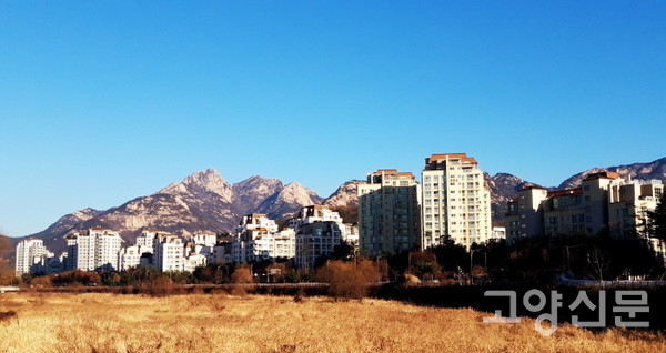 지축지구와 은평뉴타운을 연결하는 지축교에서 바라본 북한산. 인수봉 대신 노적봉이 삼각뿔의 하나를 채워주고 있다. 2000년대 후반 조성된 뉴타운 아파트 높이가 북한산을 가리지 않을 정도여서 천만 다행이다. 반면에 최근 지어진 지축지구와 삼송지구의 아파트들은 하늘 높은 줄 모르는 높이로 북한산의 조망을 차단하고 있다.