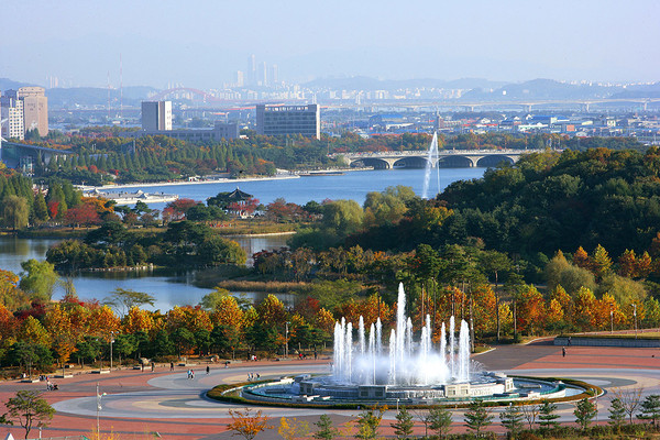 내년 호수공원의 노래하는 분수대의 대대적인 수리가 내년에 이뤄진다. 내년  노래하는 분수대 관련 예산 24억7096만원 중, 약 19억원이 스페인산 LED등 교체 등 수리 비용으로 사용된다.