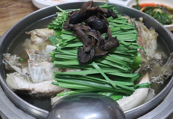 보약보다 낫다는 칭송을 받는 원가든 능이백숙