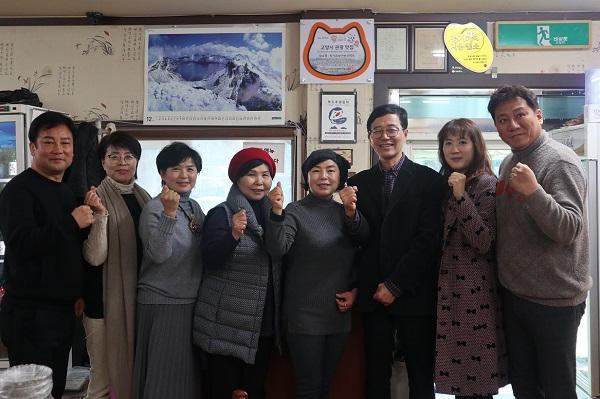 왼쪽부터 108궁돌찜 김태환 대표, 어랑생선구이 권영애 대표, 우성아이엔디 장필선 대표, 삼보가든 이종옥 대표, 원가든능이버섯백숙 원옥미 대표, 고양시관광컨벤션협의회 박승래 부회장, 안주연 사무국장, 오준환 회장