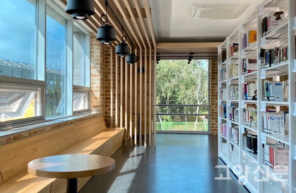 벽과 열람실이 없는 2무(無) 도서관으로 건립된 '일산도서관'