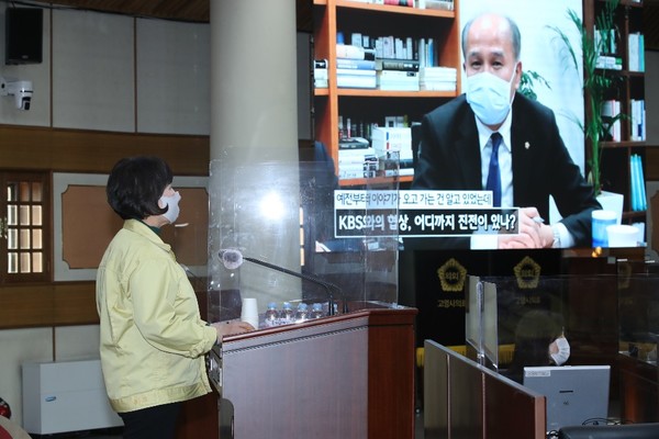 ▲ 김덕심 시의원은 16일 시의회 본회의장에서 고양신문이 진행한 이용우‧홍정민 국회의원 인터뷰 영상 중 KBS 유치와 관련된 내용을 공개하며 “전략적 준비가 필요한 시점”이라고 강조했다. 